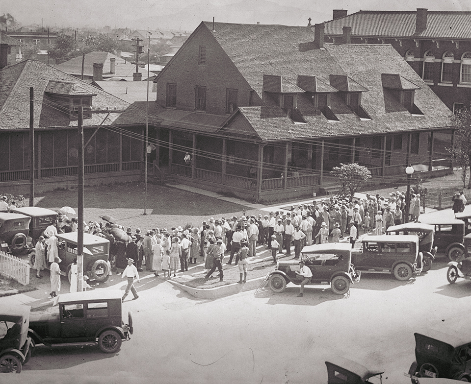 A crowd gathers outside a Douglas-area hospital during McPherson’s recuperation there. An even larger crowd attended a prayer meeting at a city park before McPherson departed for Los Angeles. | LOS ANGELES HERALD EXAMINER PHOTO COLLECTION, LOS ANGELES PUBLIC LIBRARY